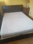 Cama de casal em pele