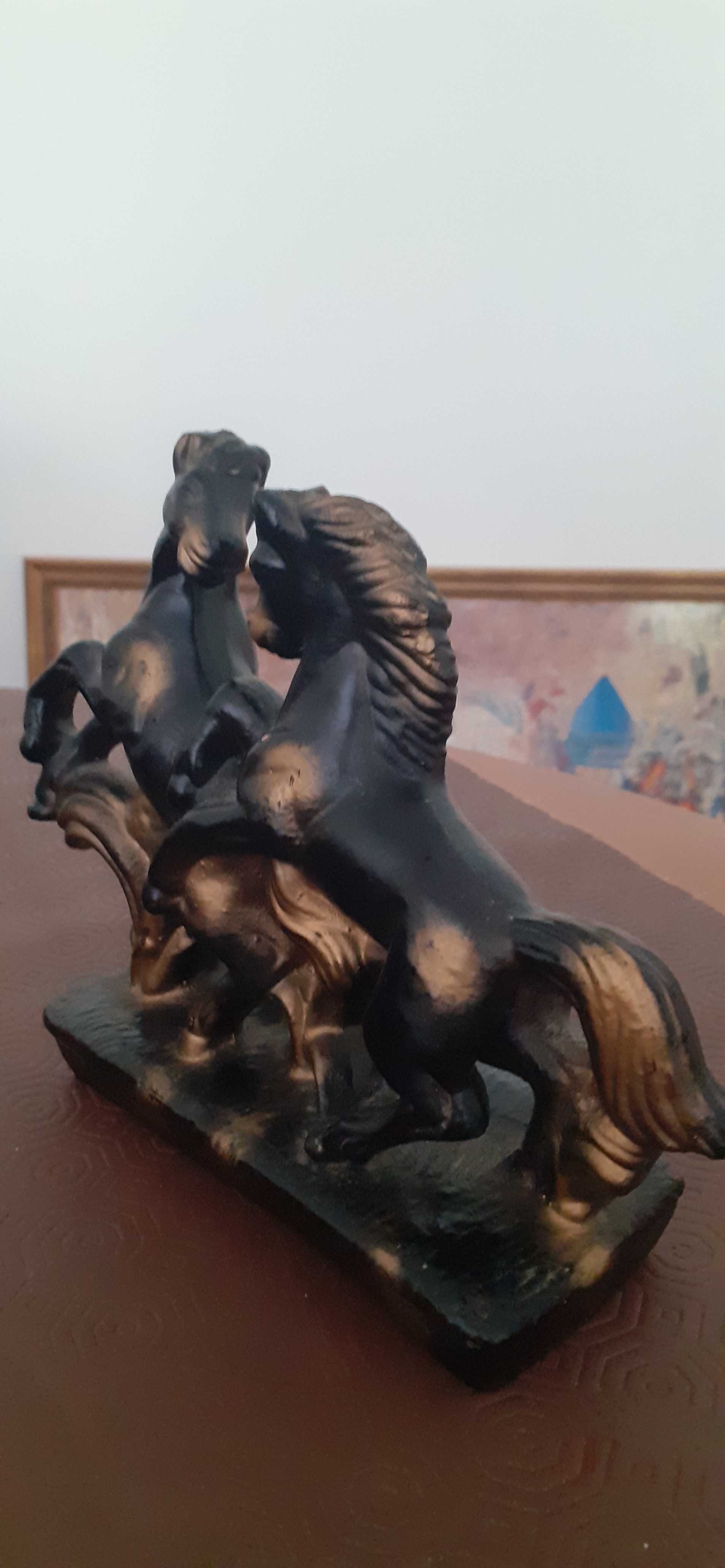 Escultura de cavalos em barro pintado