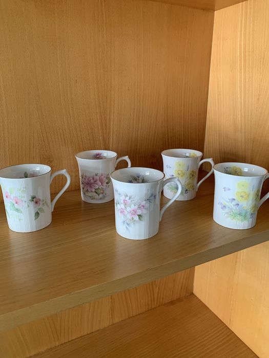 5 canecas de louça Inglesa