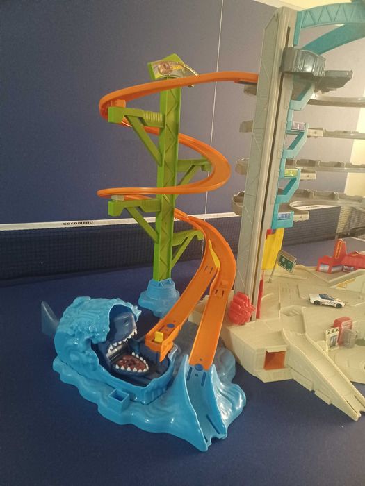 Hot wheels garagem semi nova