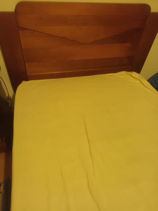 Conjunto cama de solteiro com estrado de ripas e colchão em pinho mel