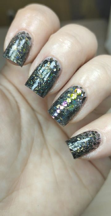 Манікюр, нарощення нігтів, покриття гель-лаком, укріплення.