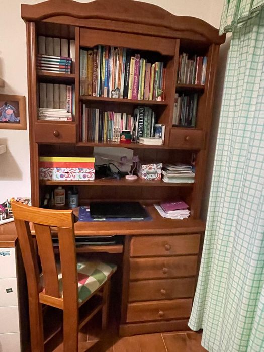 Escrivaninha/Secretária de madeira maciça com a cadeira incluída