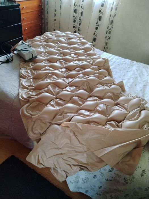 Vendo colchão de solteiro antisscars com motor usada em bom estado