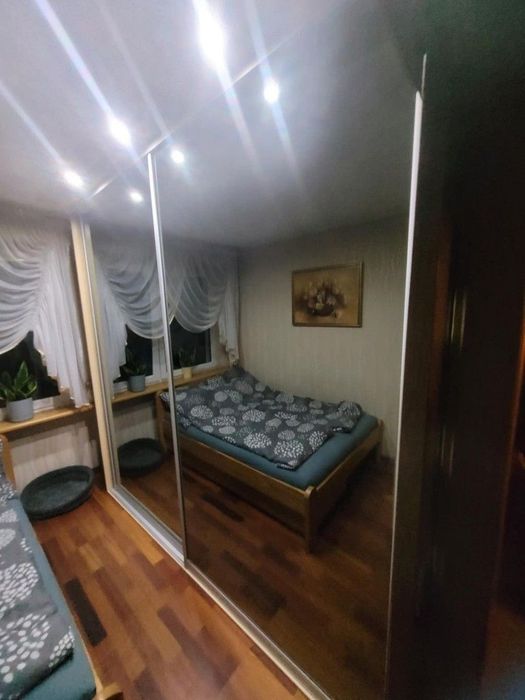 Ogromna przesuwana szafa i komoda