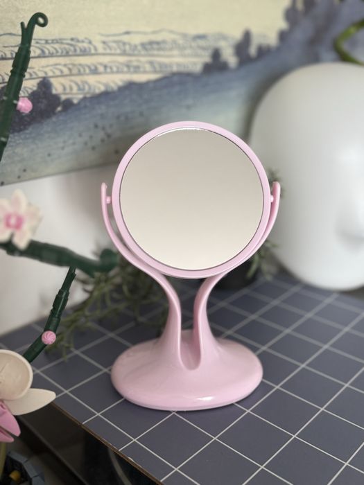 Różowe lusterko w stylu retro – obrotowe, uroczy design