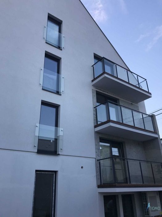 Balustrada szklana balkon stal lakierowana słupki ze szkłem barierka