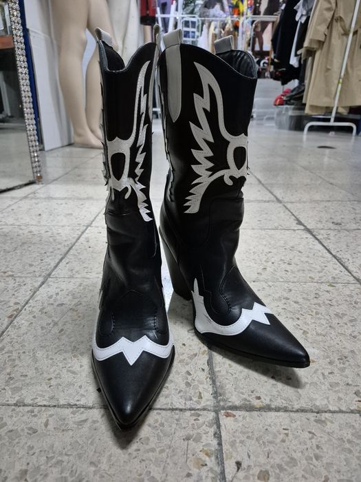 Botas cowboy preta e brancas