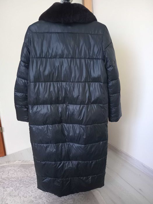 Пуховик зимовий чорний оздоблений  натуральним хутром