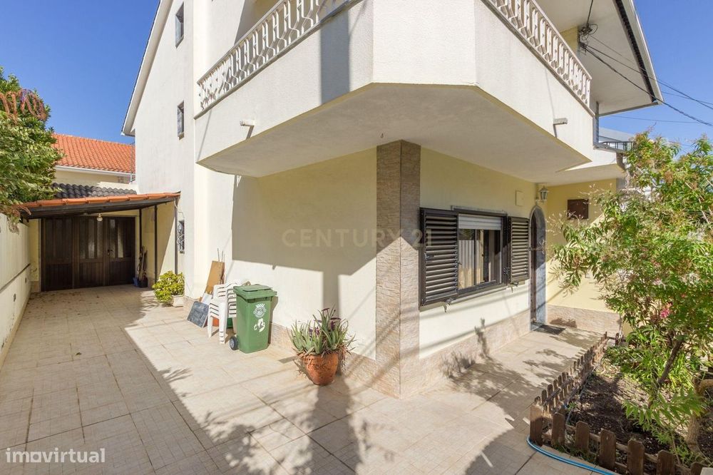 Moradia T3 + 1 em Vale Milhaços - Corroios  com Garagem