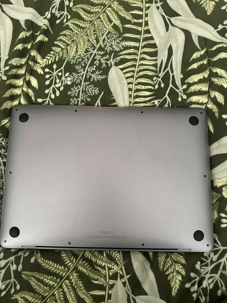 Macbook Air 13 inch with apple M1 chip