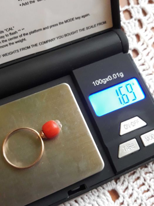 Stary złoty pierścionek z koralem .