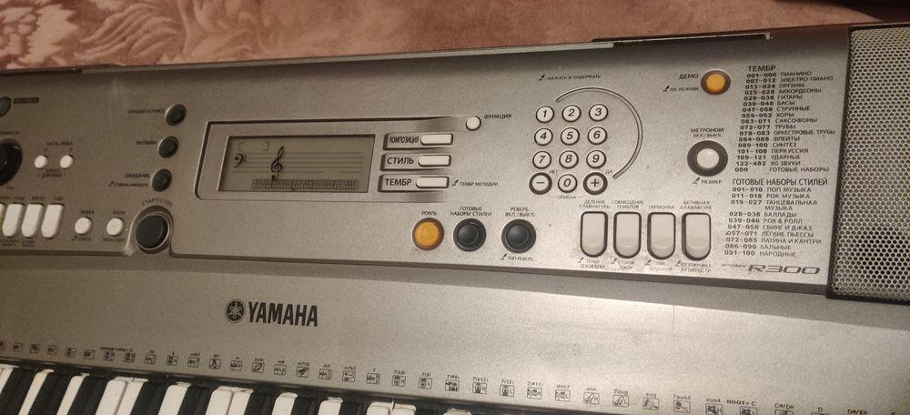 Синтезатор YAMAHA PSR-R300 (динамічна клавіатура)