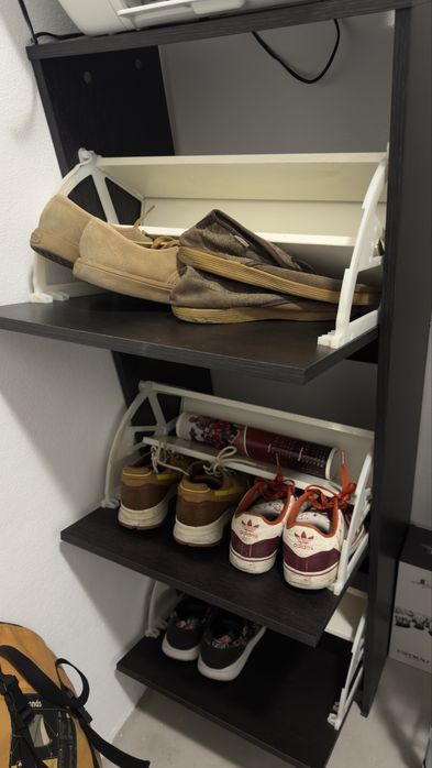 Sapateira castanha IKEA