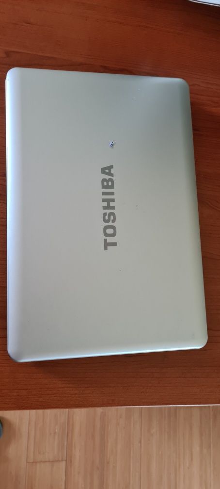 Laptop Toshiba z bateria i kablem ladowania