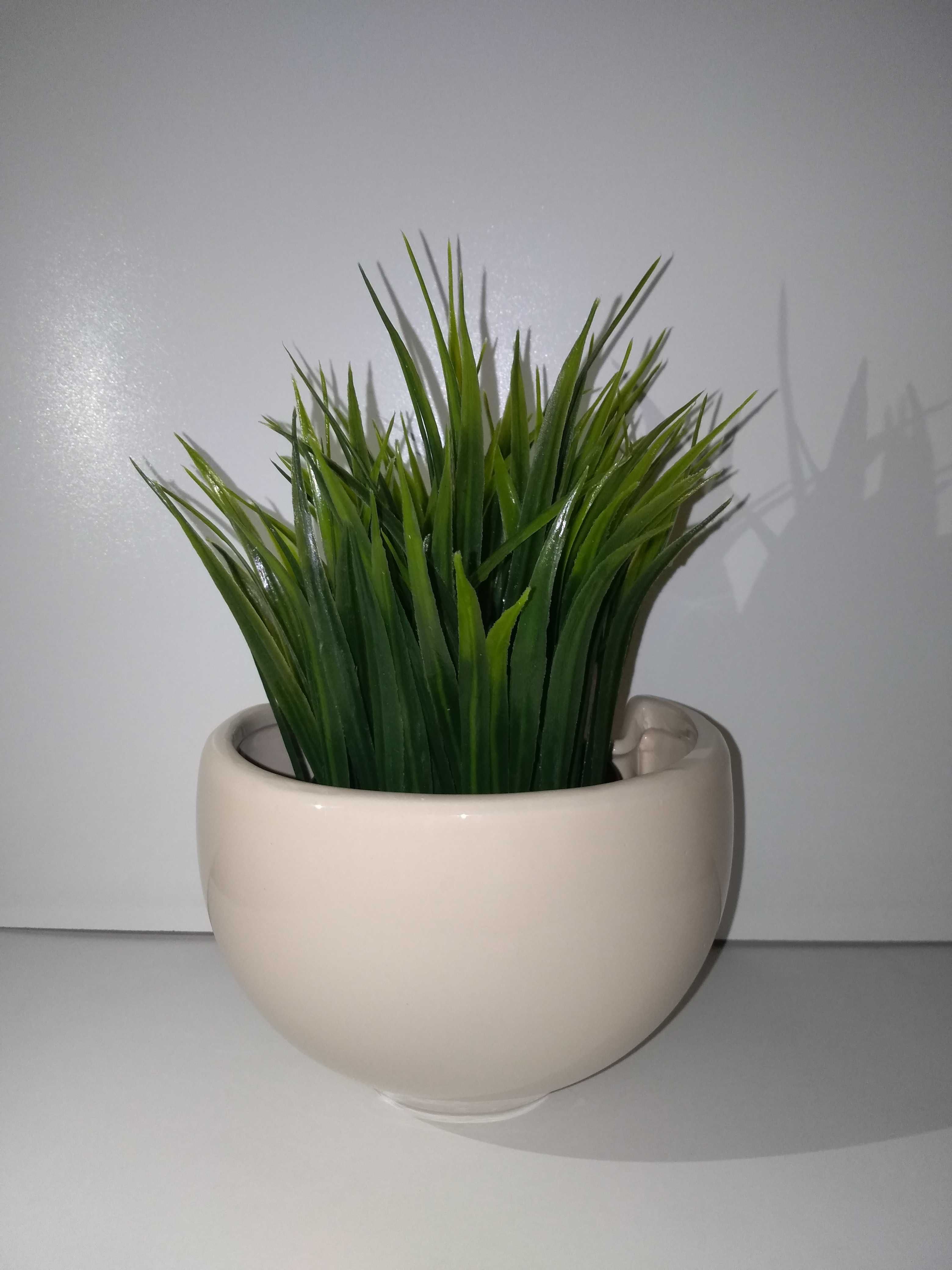 Sztuczna trawa Fejka w fikuśnej ceramicznej osłonce