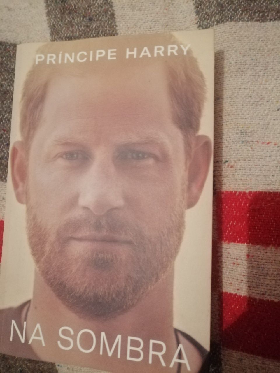 Livro do Príncipe Harry, "Na sombra"