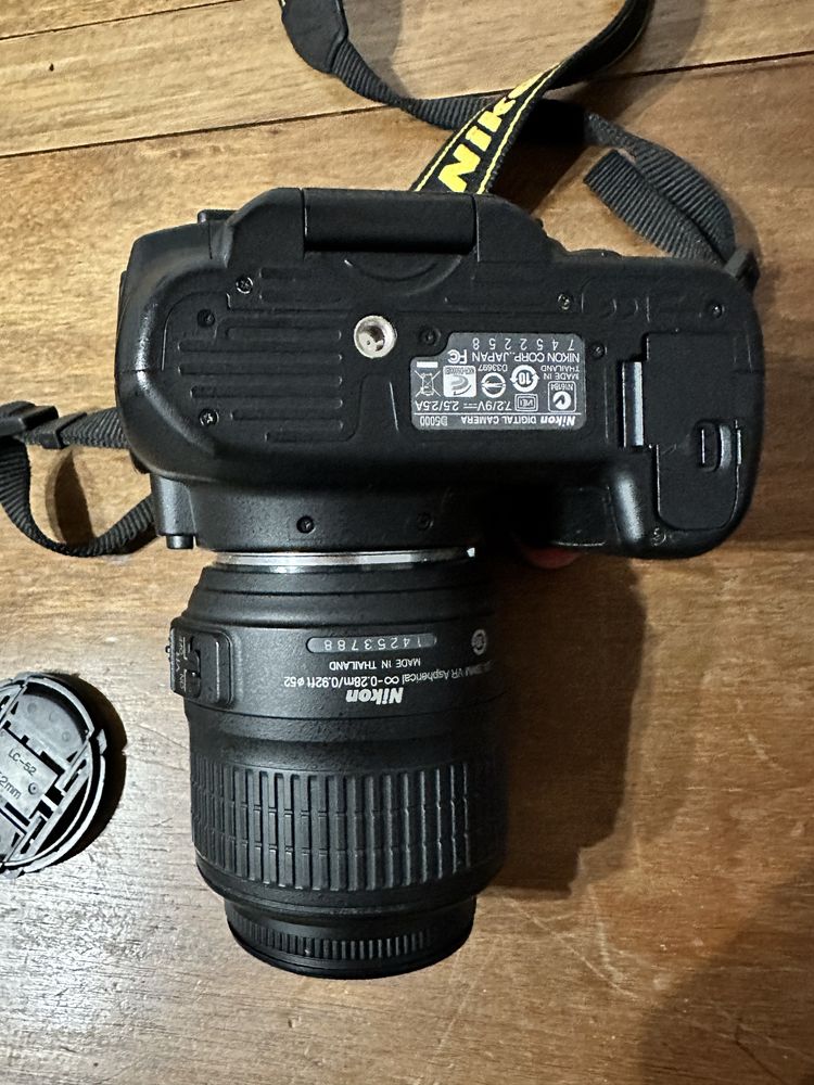 Câmara Nikon D5000 com lente