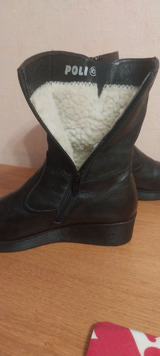 Жіноче зимне взуття.