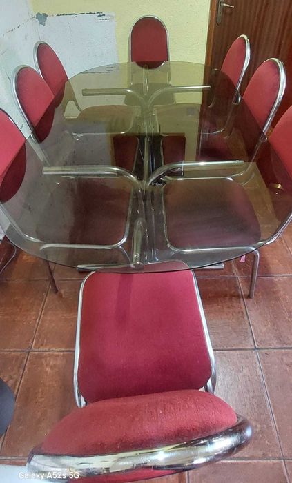 Mesa de vidro com 8 cadeiras
