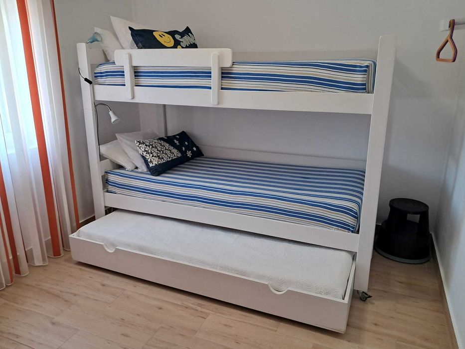 Beliche Triplo com Colchões, Madeira maciça lacada, dim. 2.25x1.00m