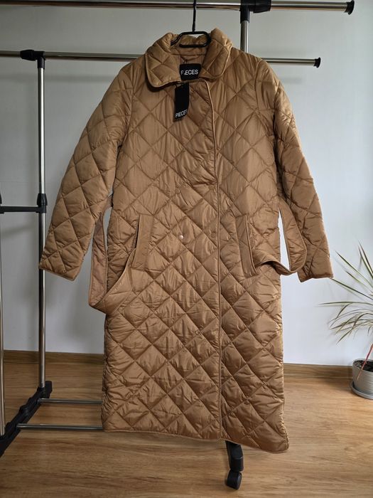 Pieces Damski pikowany płaszcz z paskiem BRAZOWY M K1A