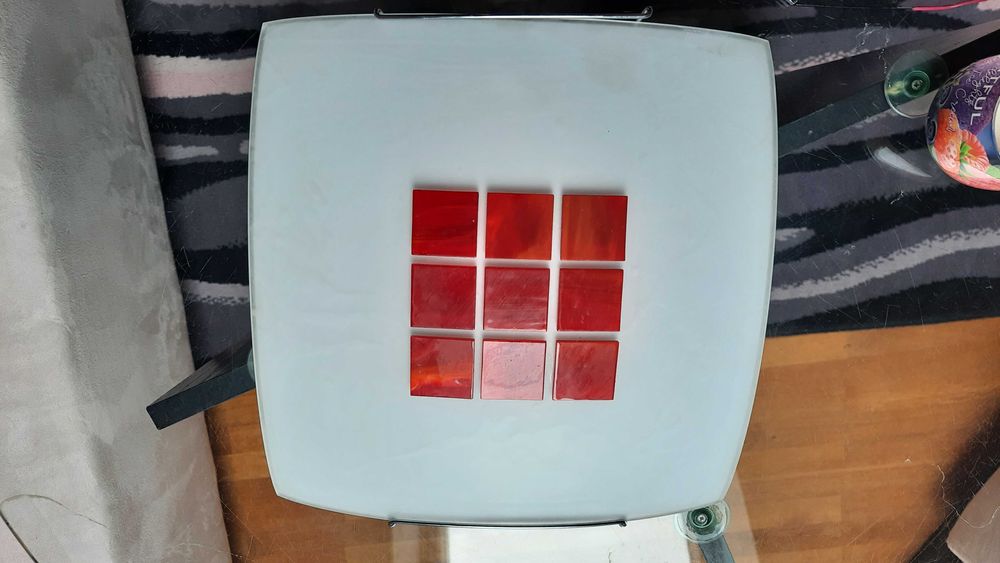 plafon bialy z czerwonymi kwadratami