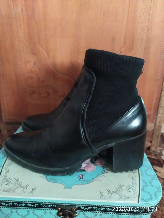 Жіночі осінні шкіряні ботінки