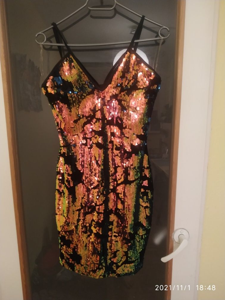 Sukienka mini z mieniącymi cekinami
