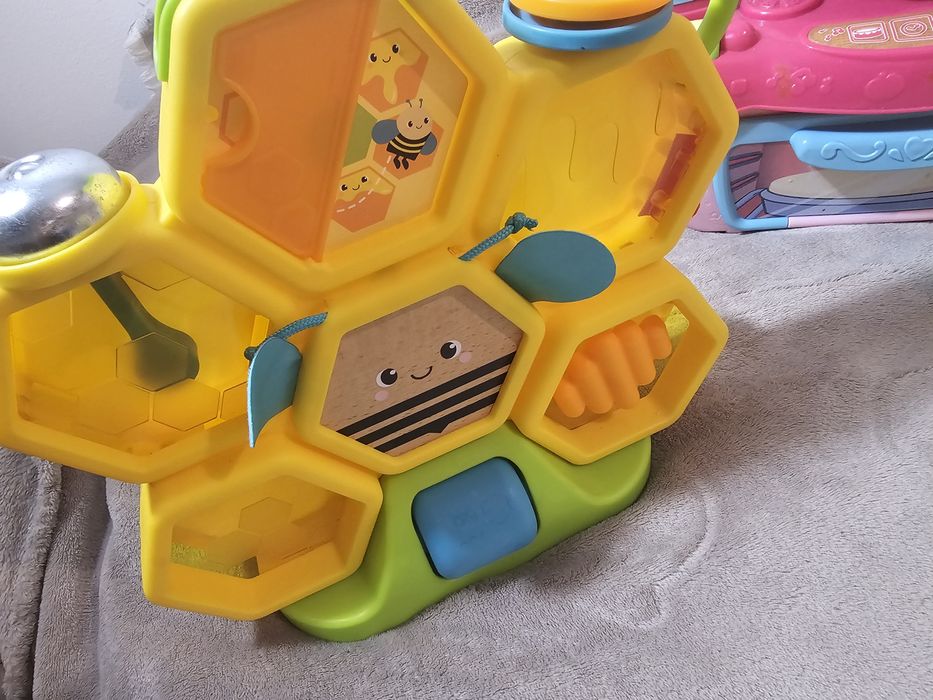 Zestaw interaktywnych zabawek dla dziecka. Rozwijające