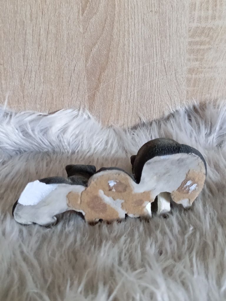Figurka z kotkami
