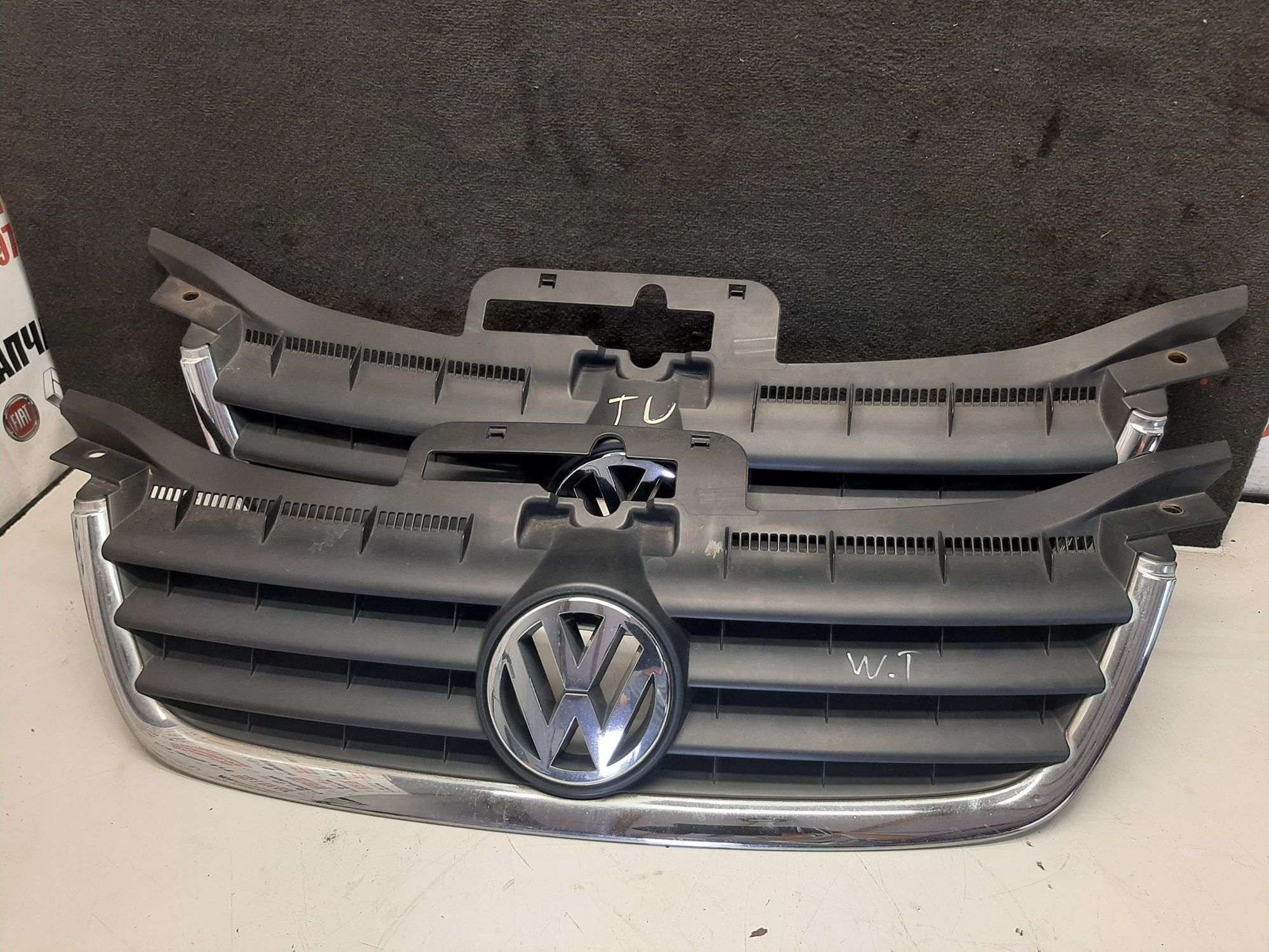 Решітка решетка радіатора vw Touran Caddy 1t0853651