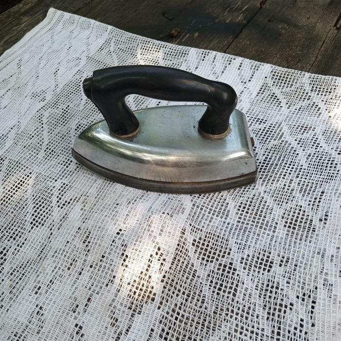 Утюг, праска металева (працює без електрики)