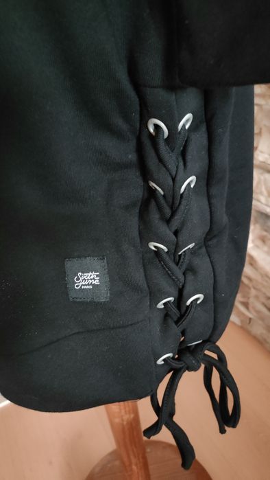 Vestido gótico com capuz e atilhos