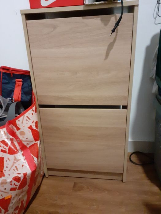 Sapateira de duas gavetas em bom estado