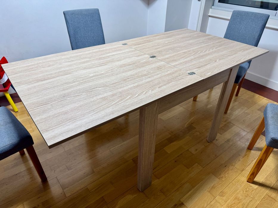 Mesa de jantar extensível em carvalho claro (90x90/180)