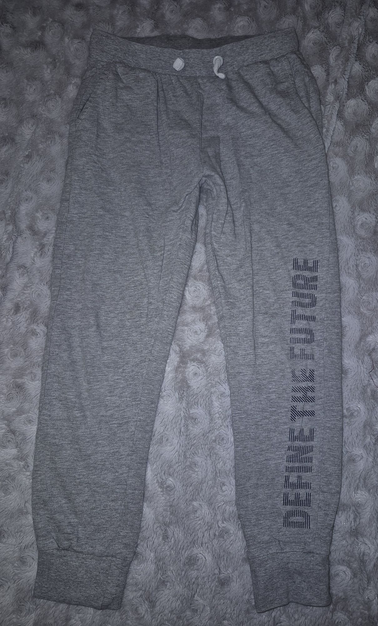 Spodnie dresowe 146
