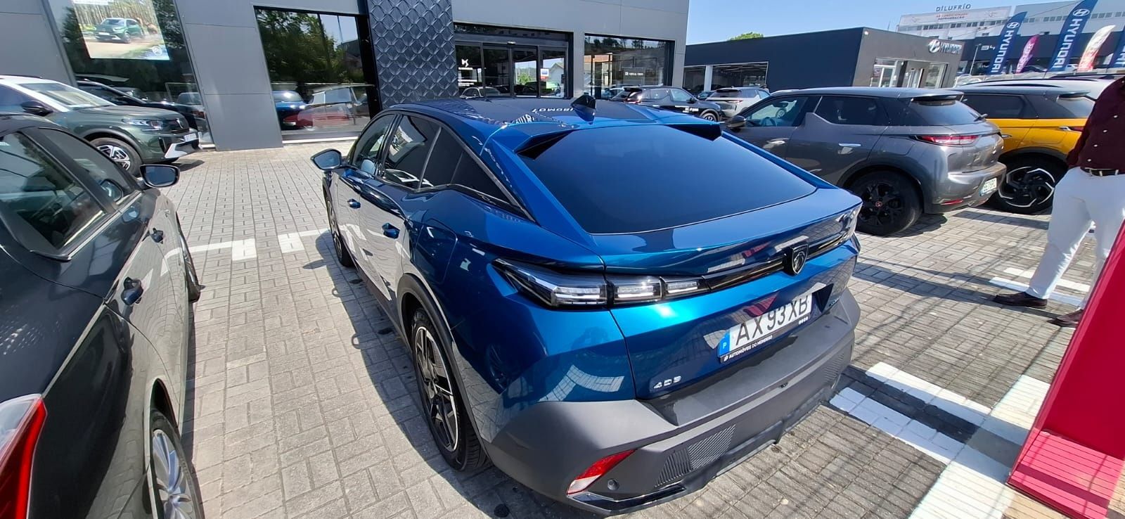 Peugeot 408 hybrid plug in 225cv