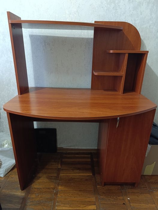 Стіл письмовий ширина 1м висота 1.3 м в хорошому стані торг