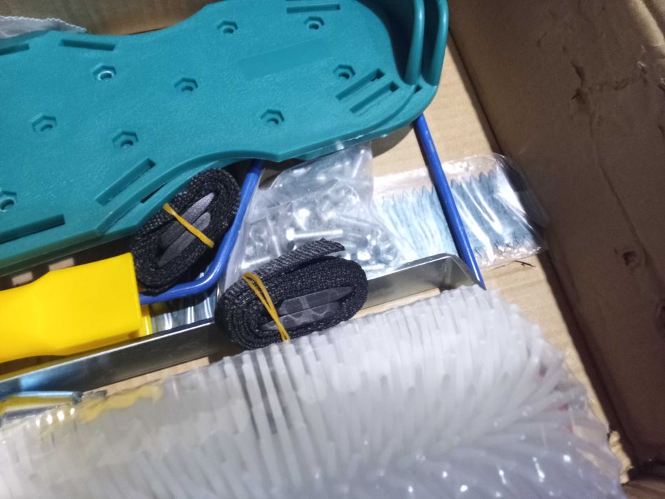 Zestaw narzedzi do wylewki samopoziomującej.