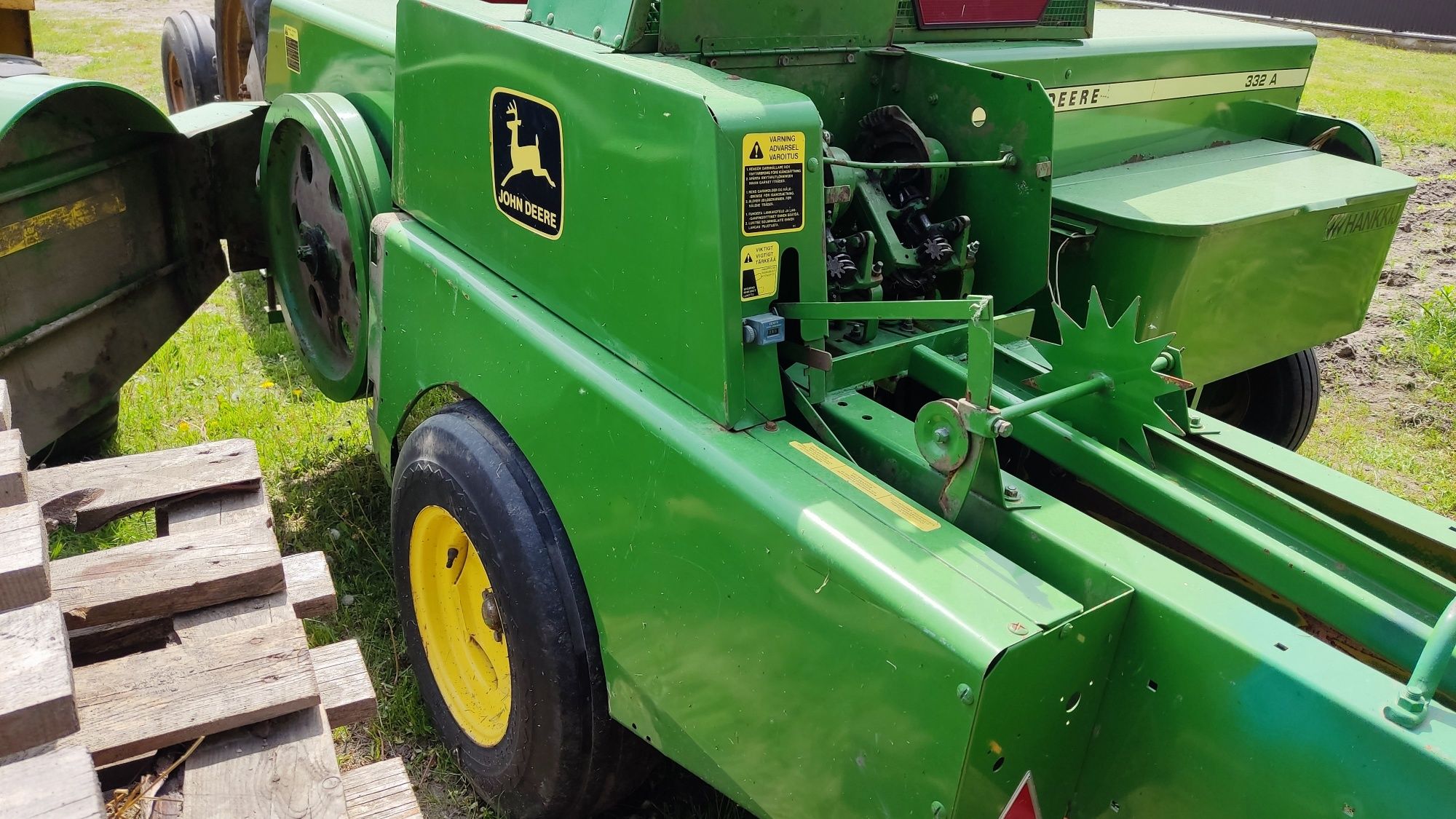 прес John Deere 332 A