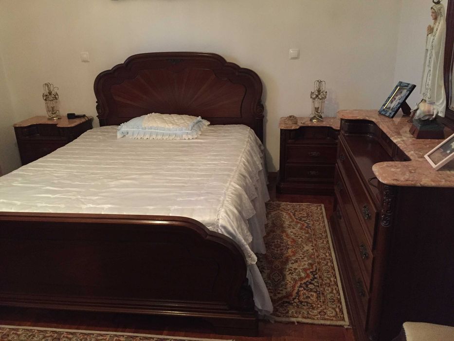 Conjunto quarto cama com colchão mesa cabeceira roupeiro cómoda