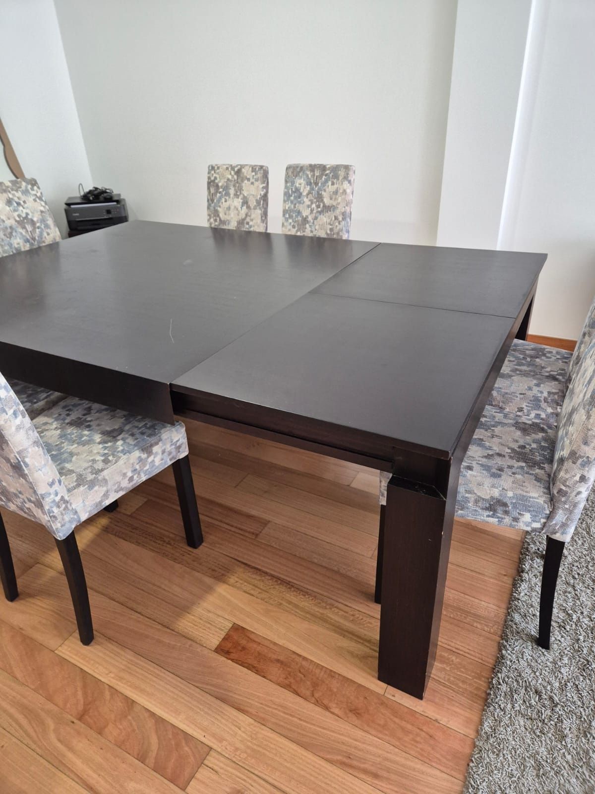 Mesa de jantar extensível com 8 cadeiras - madeira escura