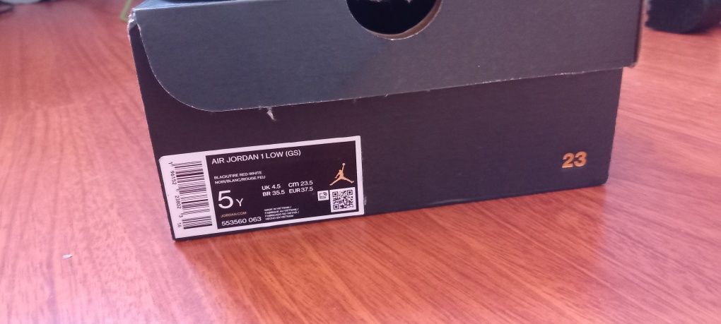 Air jordan pouco usadas com caixa e autocolante