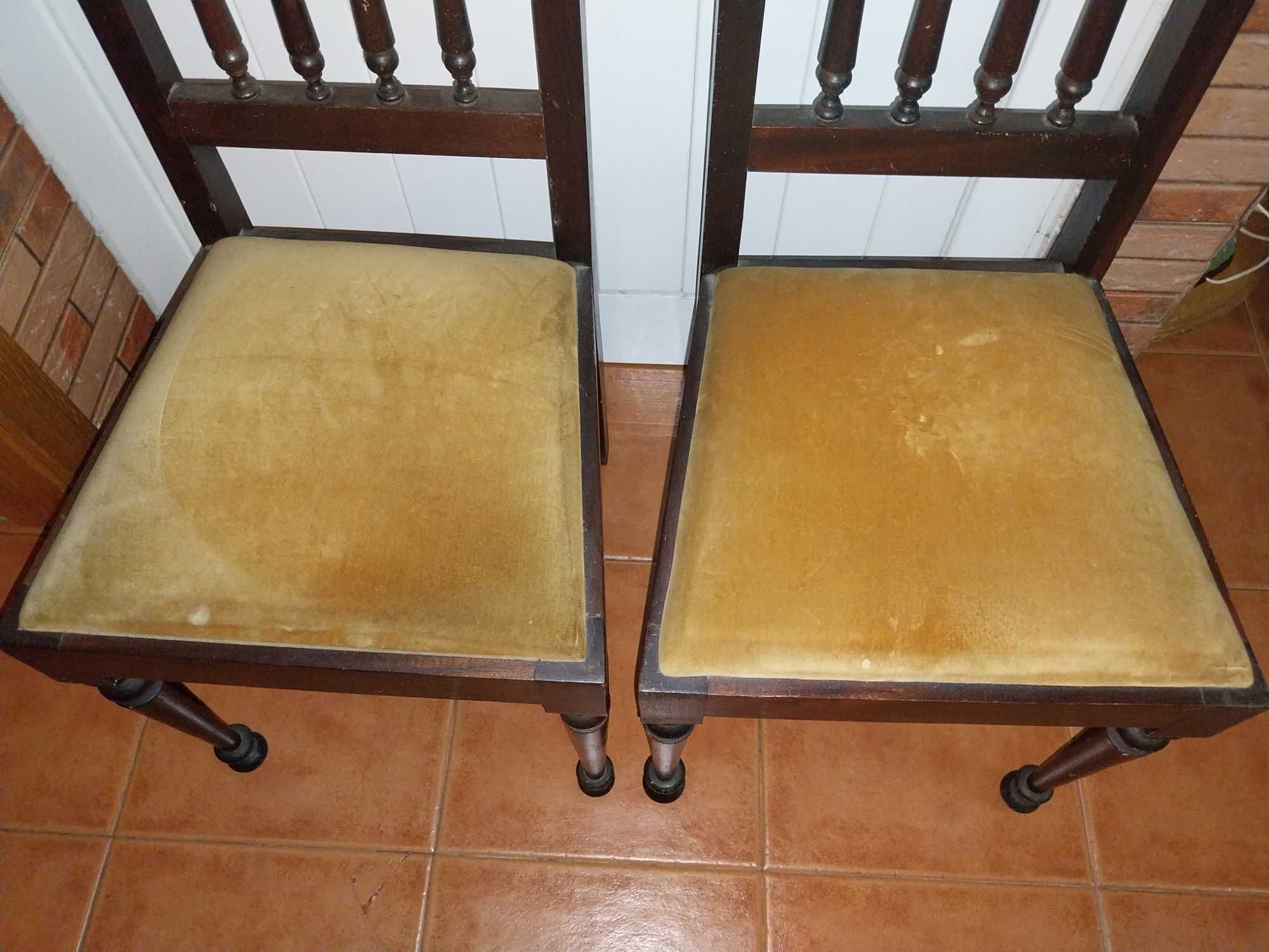 Cadeiras e Espelho - Antigos