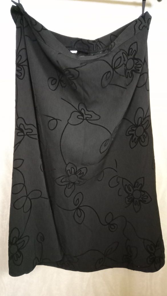 Elegancka czarna spódnica firmy Urszula