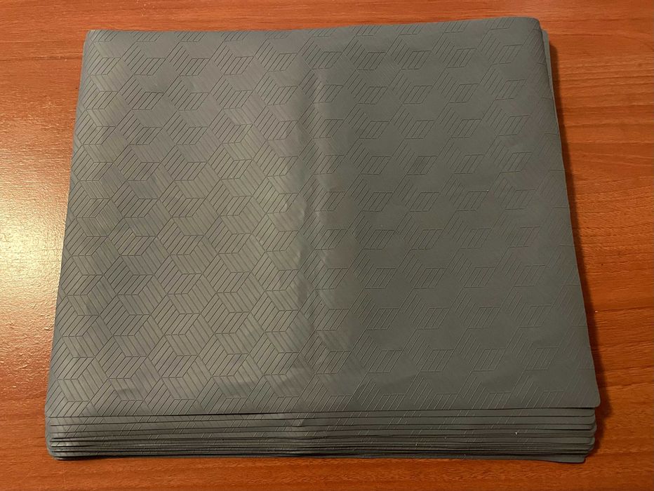 Individuais cinzentos de plástico