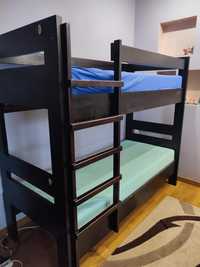 Двоповерхове ліжко з матрацами на каркасі
