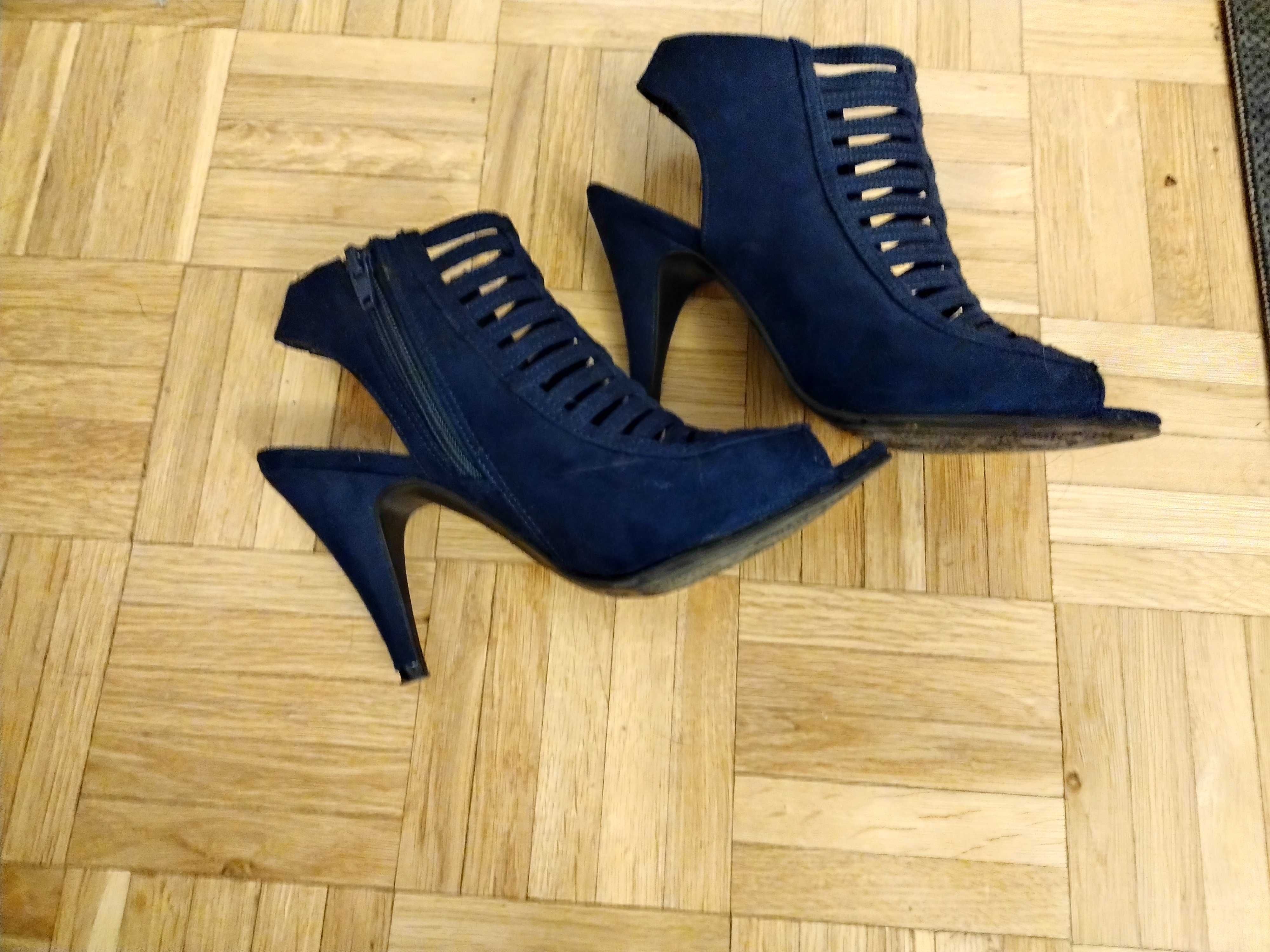 granatowe buty bez palców