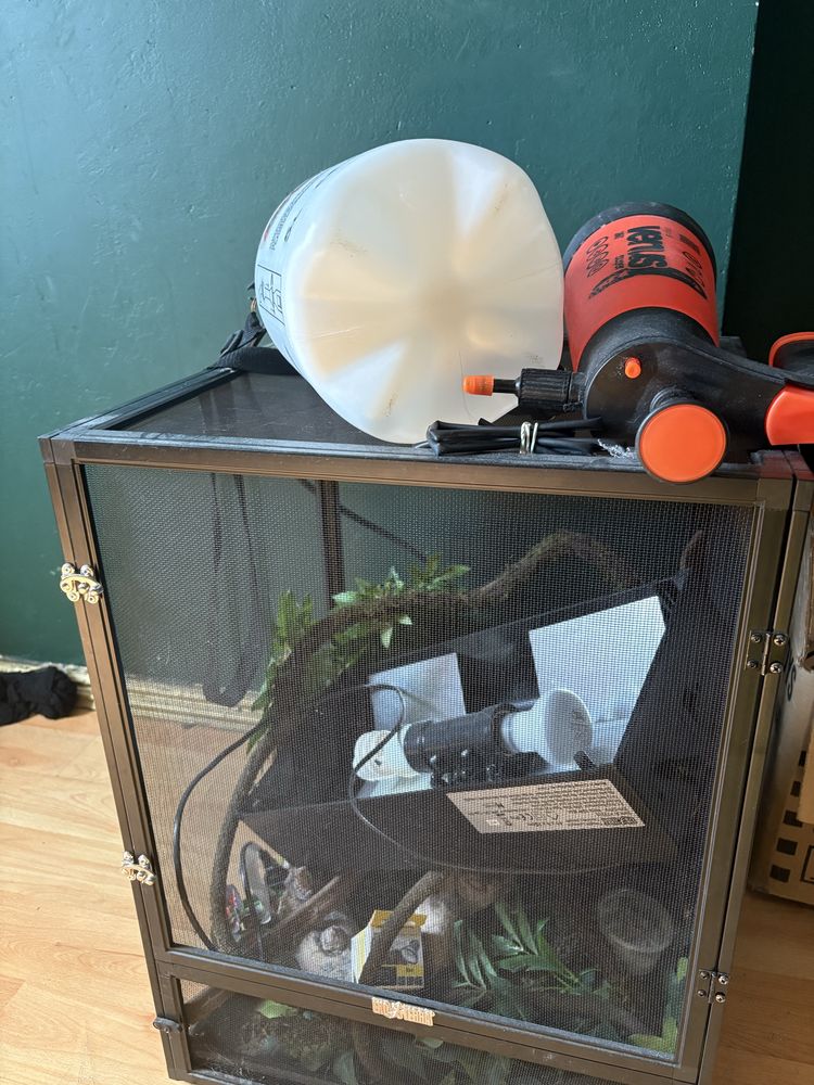 Terrarium Exo Terra dla kameleona zestaw z oświetleniem i wyposażeniem